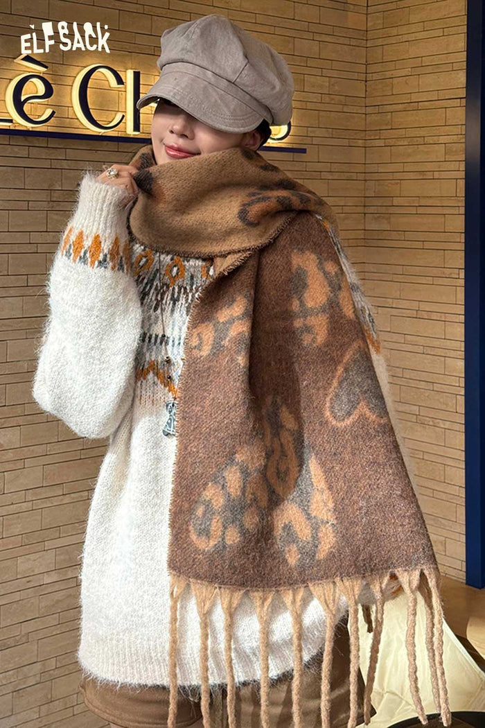ELFSACK Leopard Heart Graphic Double Sided Fringe Scarf