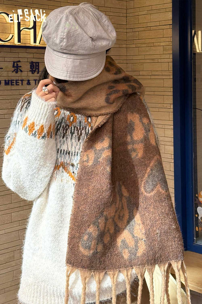 ELFSACK Leopard Heart Graphic Double Sided Fringe Scarf