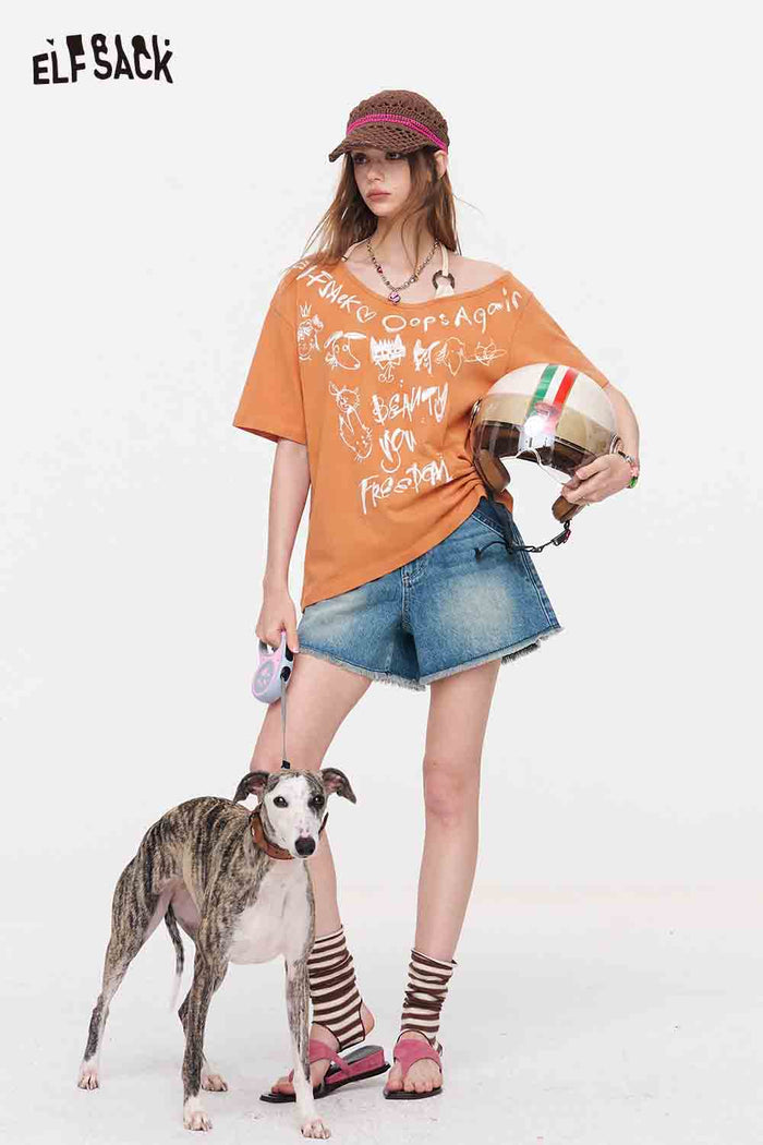 ELFSACK Off-Shoulder Graffiti Print Oversized Tee